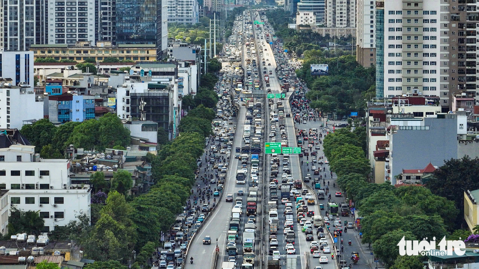 人群湧出河內度假,高架路上一輛汽車起火