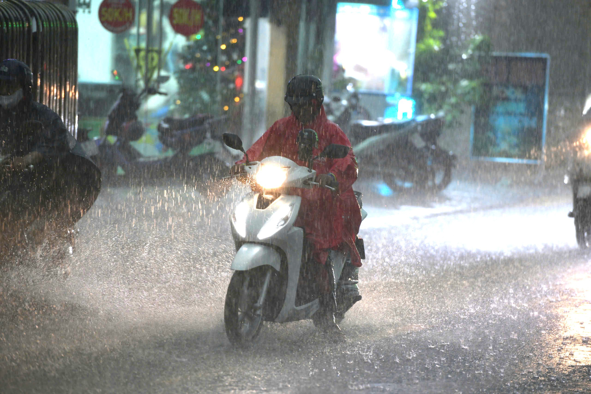 胡志明市正式进入雨季，已有近100毫米的降雨