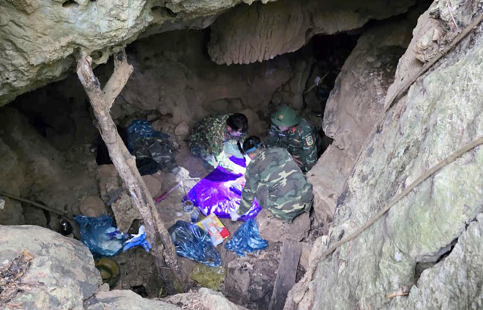 在巖洞中發現烈士遺骸及一副象棋