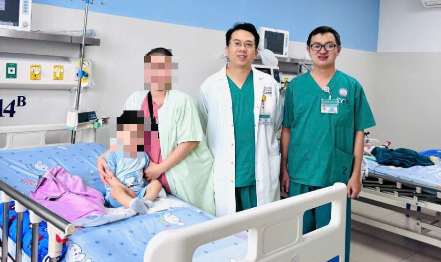 2歲幼兒誤食哥哥從學校帶回的藍色物體後嚴重中毒