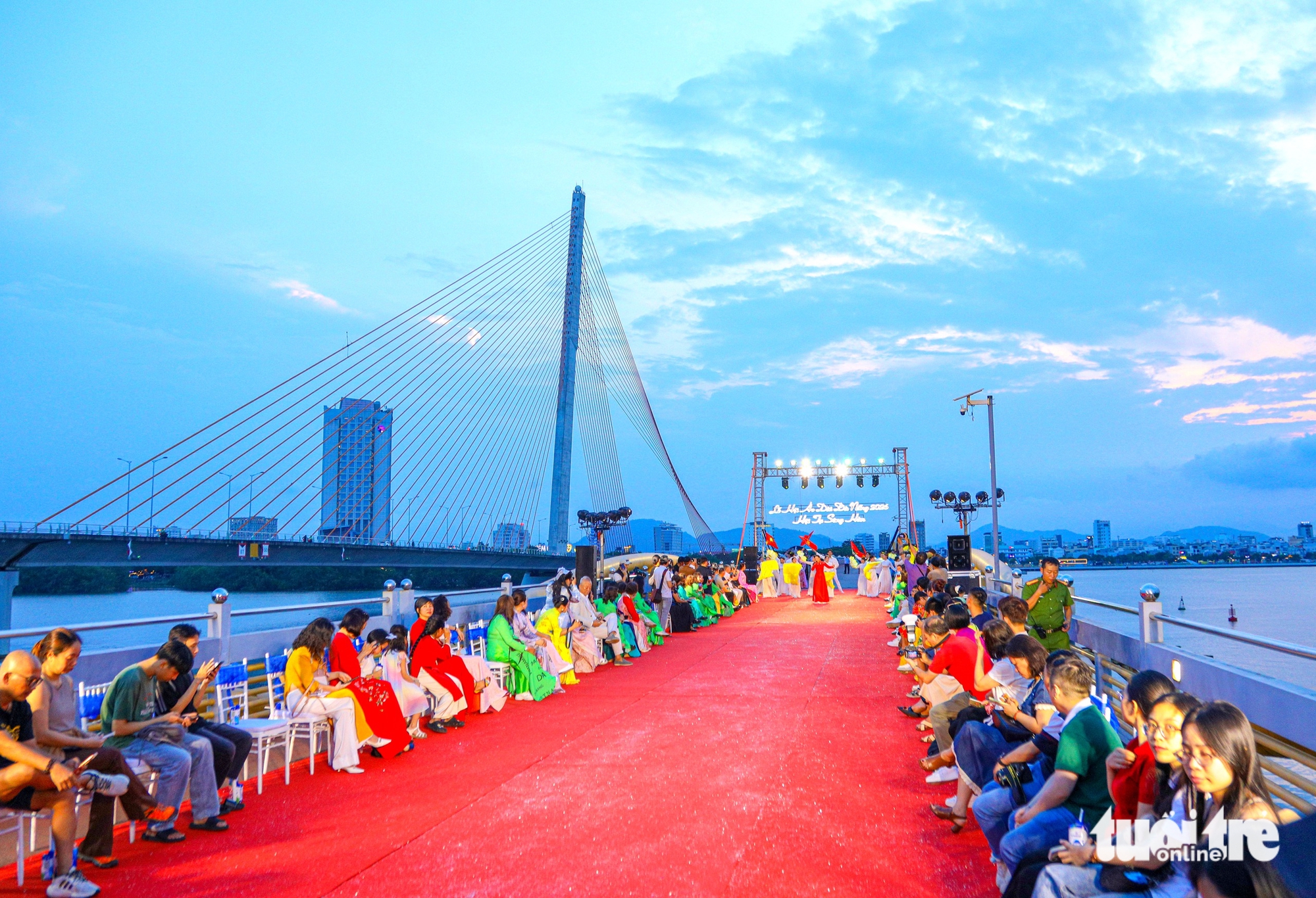 韓江最古老橋梁上的獨特奧黛秀之夜