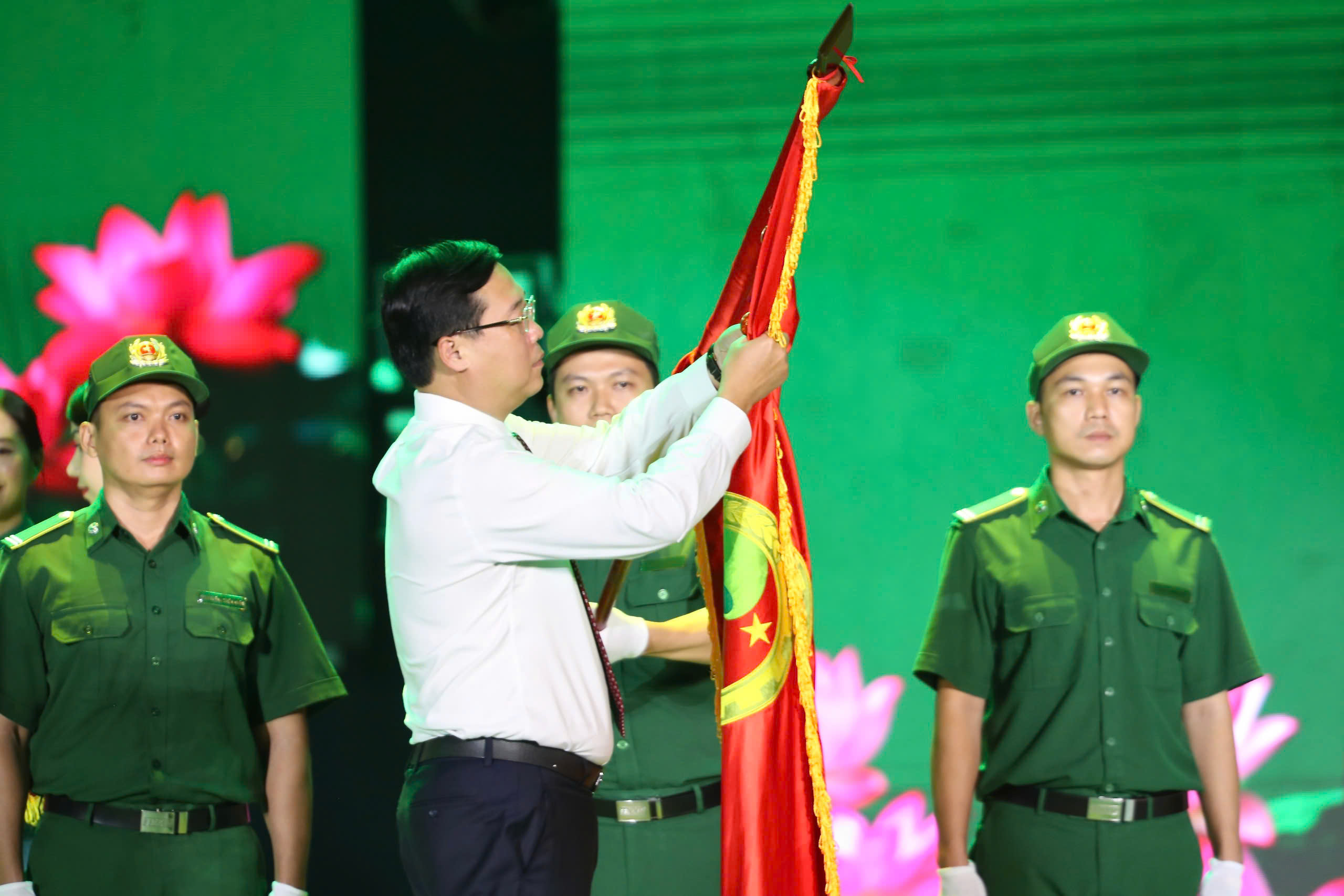 胡志明市青年突擊隊榮獲一級勞動勳章