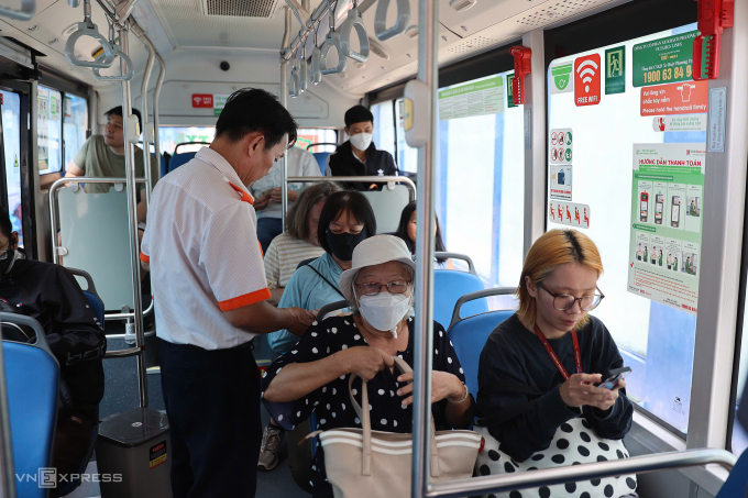 胡志明市如何實施全民免費公交車政策