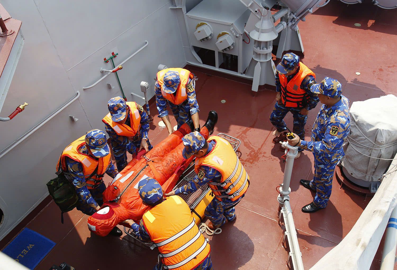 觀看越南與中國海軍首次實彈射擊反海盜
