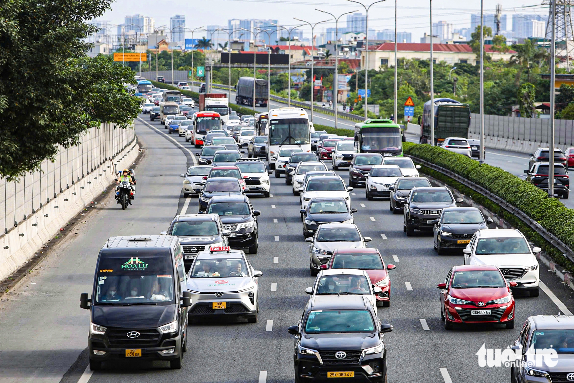 人群蜂擁至河內周邊旅遊景點,南部高速公路從清晨起便嚴重擁堵