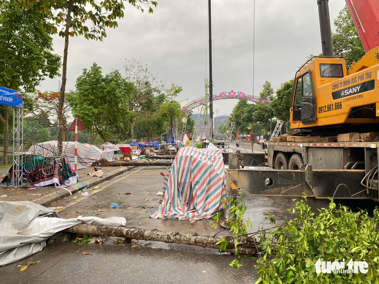 富壽省活動攤位遭暴風雨吹倒,今晨河內發佈大雨預警
