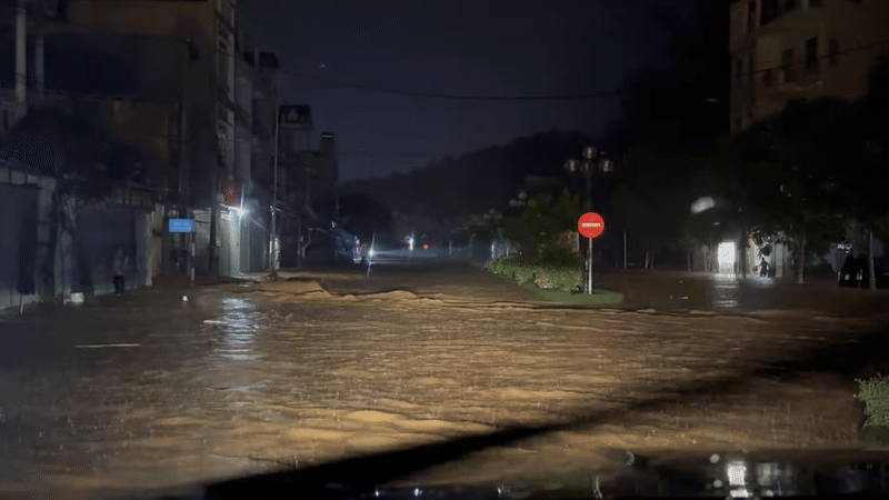 宣光省高山小镇在230毫米'极端'降雨后深陷水中