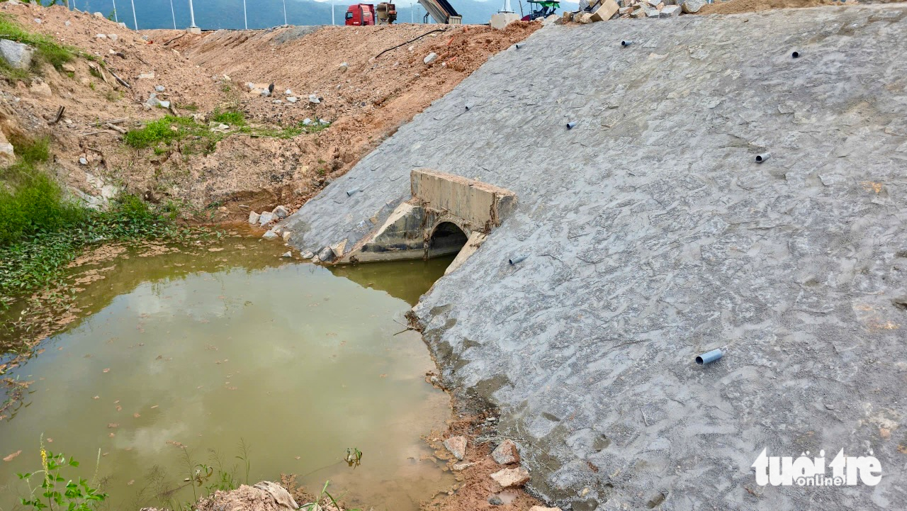 警方調查志盛-雲峰高速公路旁稻田漏油事件