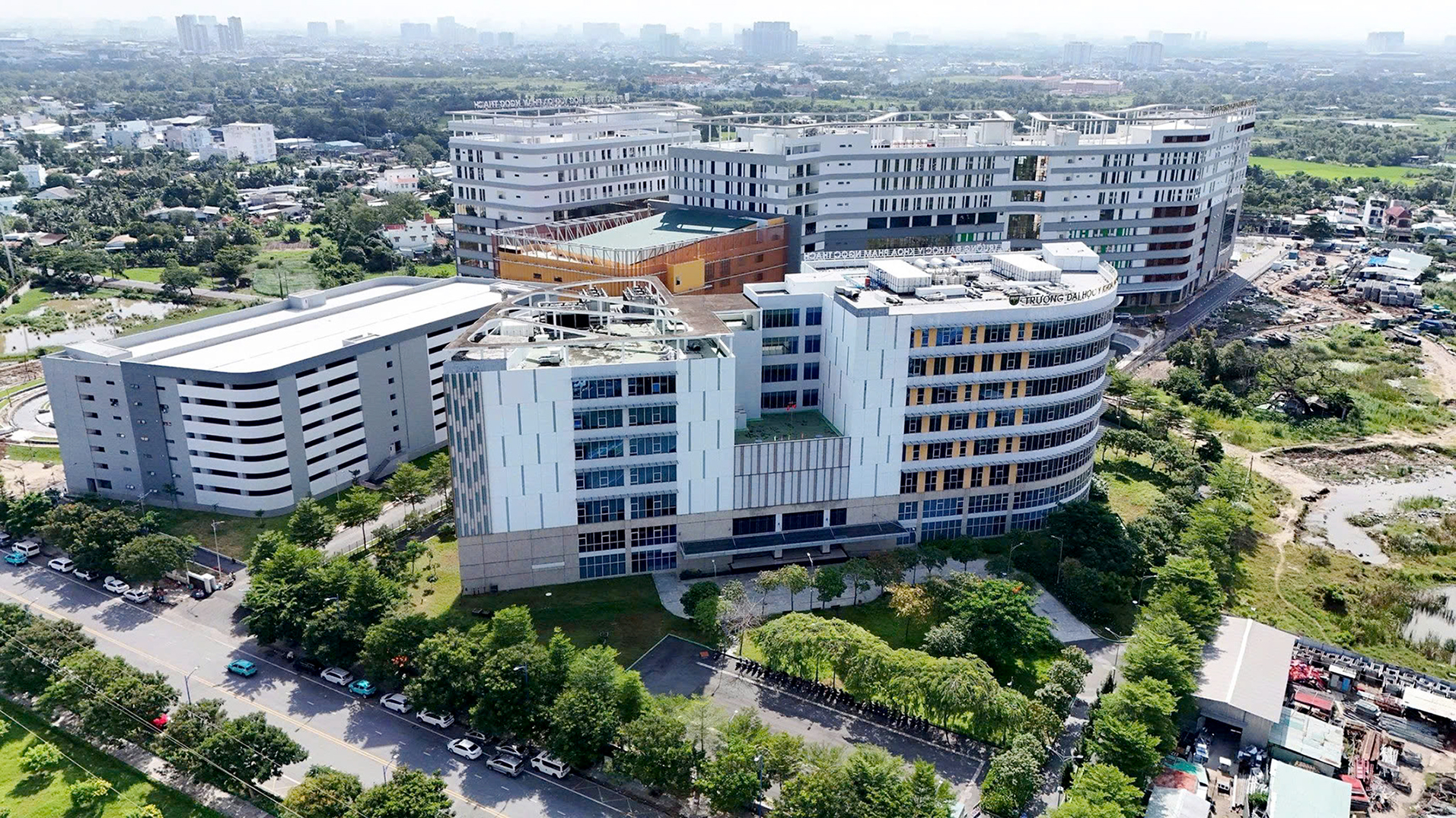 大學遷至郊區 - 第一期:市區內艱難應對