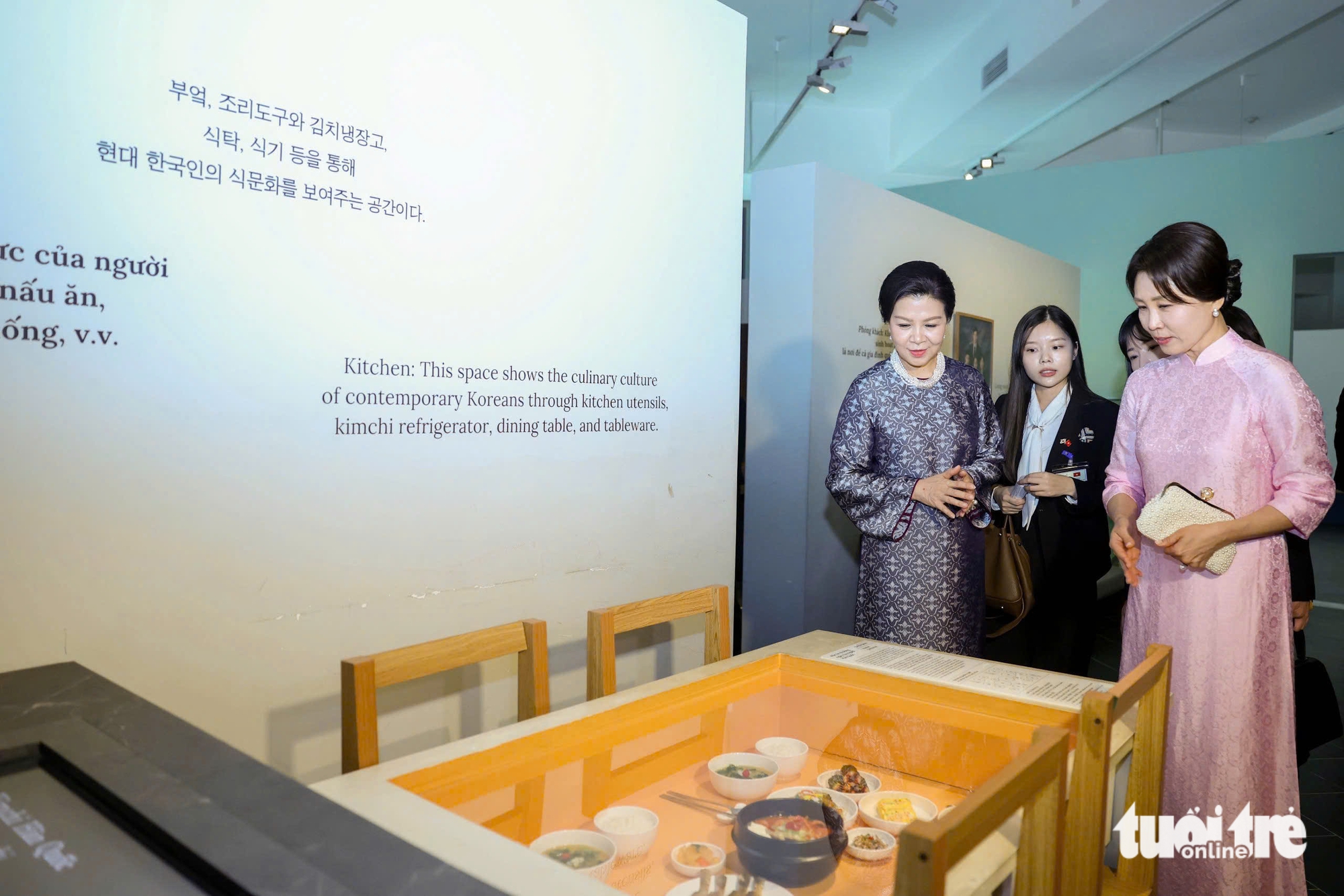 韓國總統夫人身著越南奧黛，與吳芳璃夫人一同觀看水上木偶戲