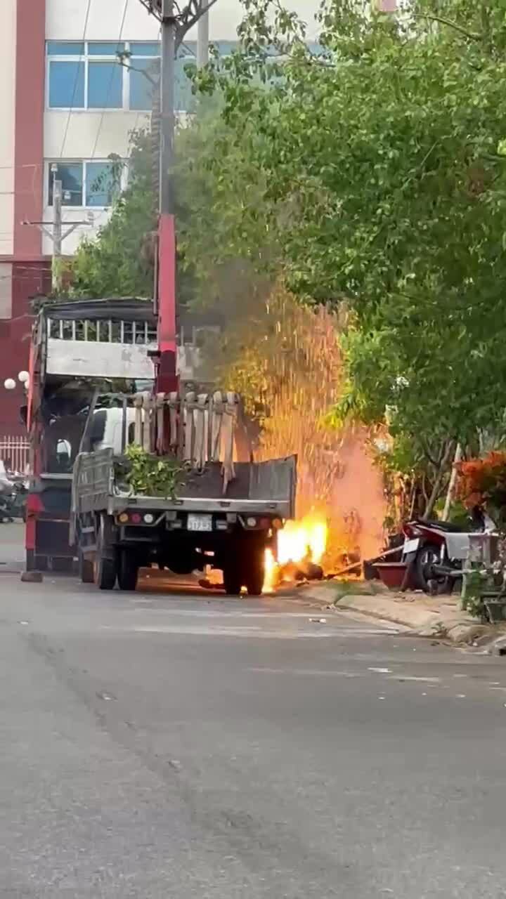 起重機觸碰電線引發爆炸,司機死亡