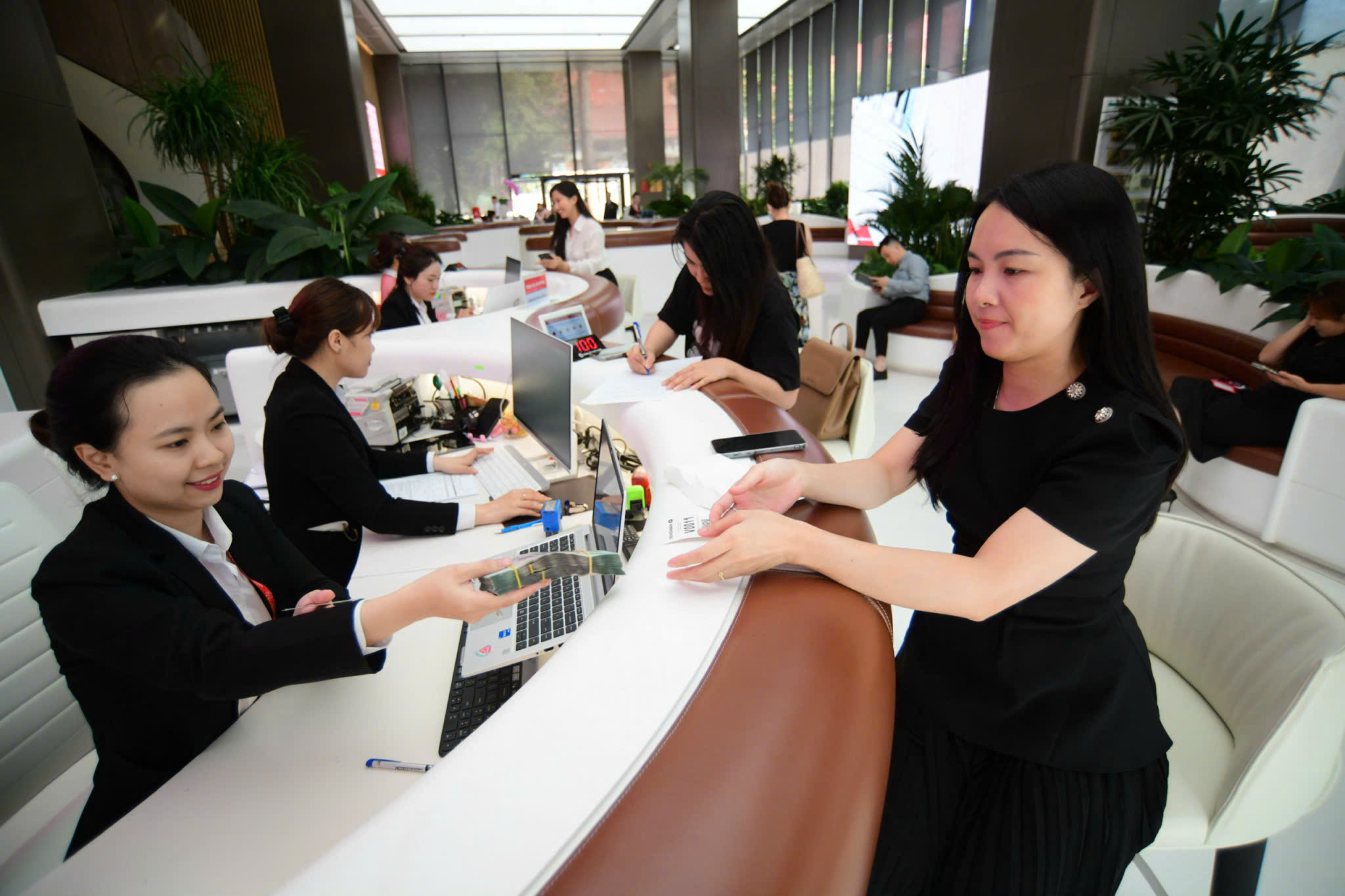 4月23日上午新聞:國會考慮取消工商戶年收入500億越南盾的免稅門檻