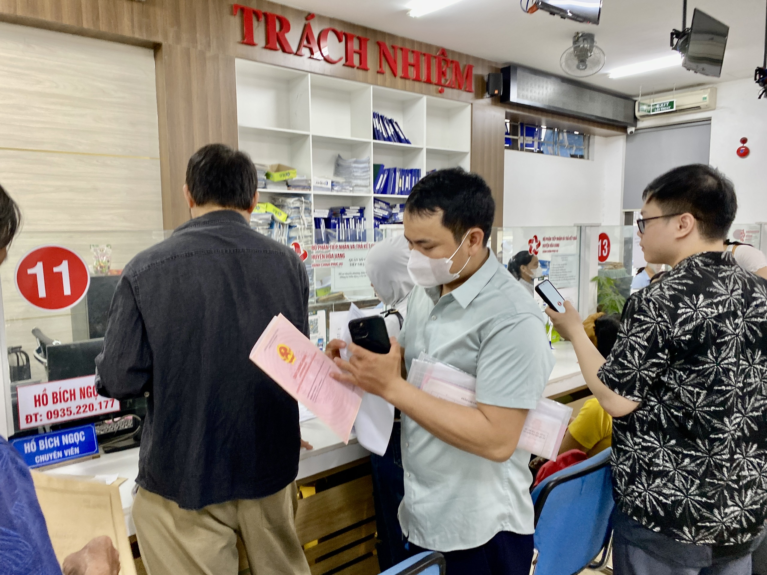 岘港市民整天坐着等待办理土地手续