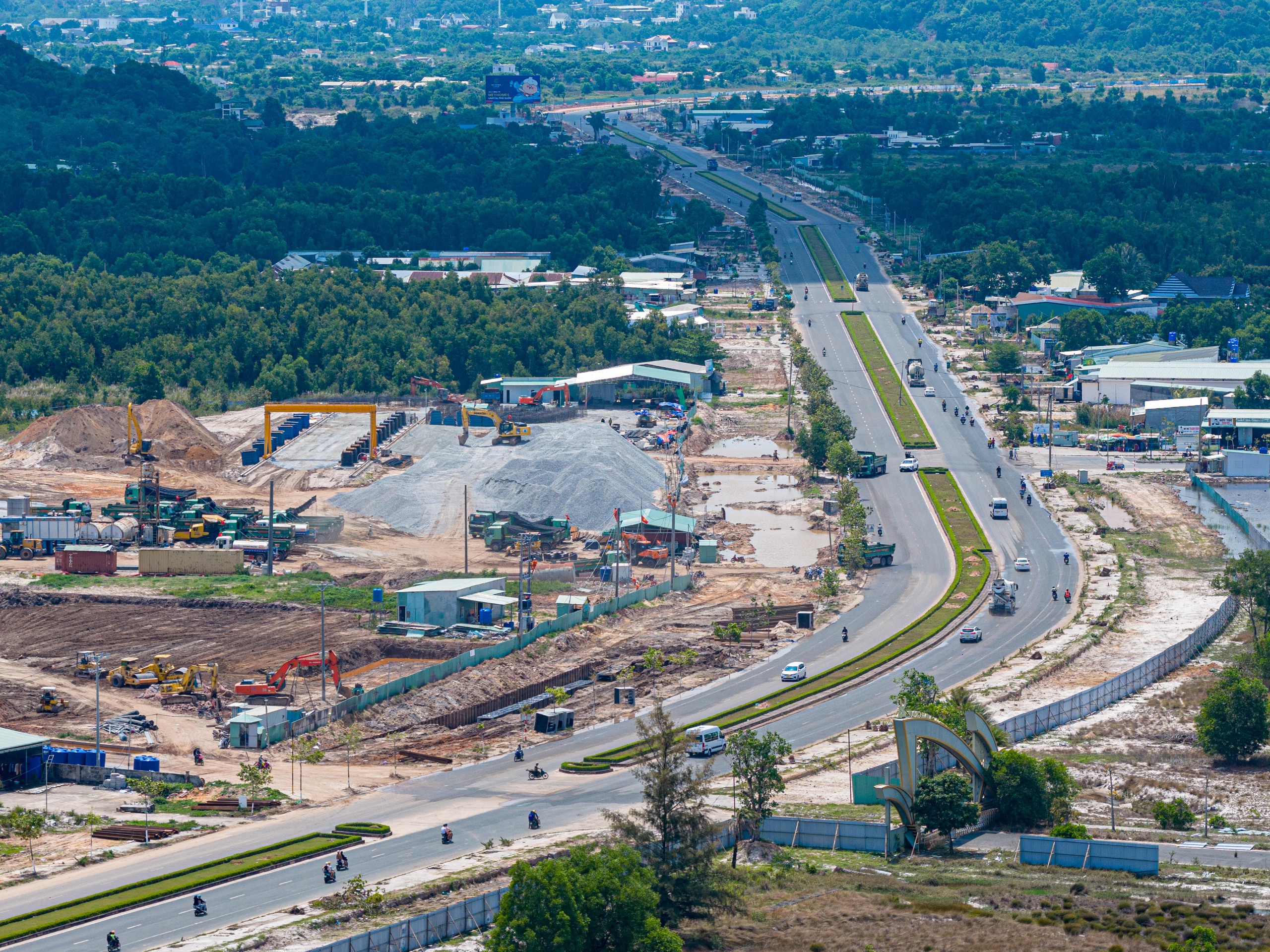 解除土地瓶颈以快速建设迎接APEC的富国岛DT.975道路
