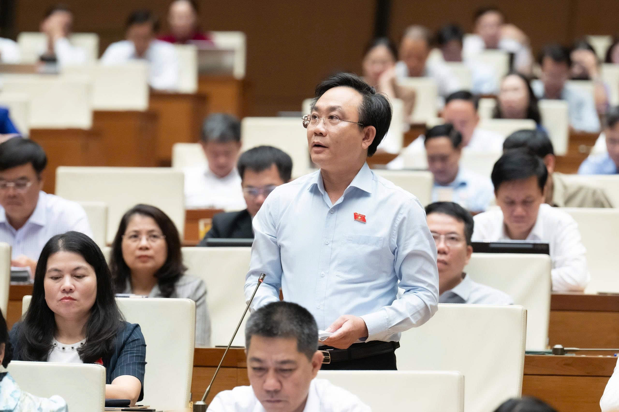 建造6間教室耗時4年才完成,代表提議不優先低價招標