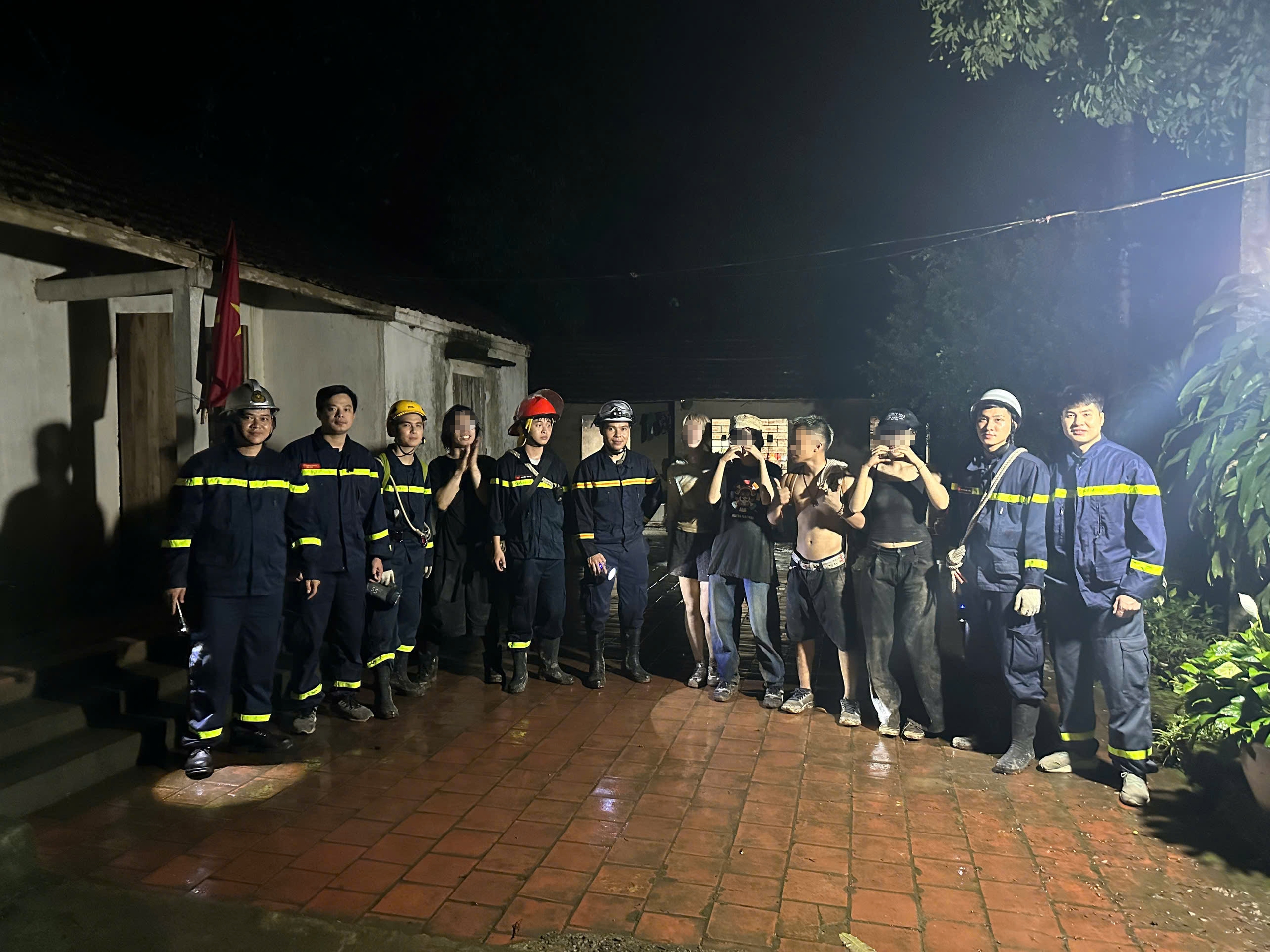 雨夜深山救援5名迷路者