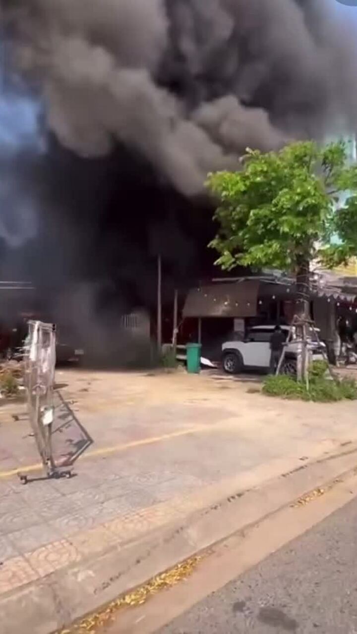 倉庫起火,福特Ranger皮卡車被燒燬