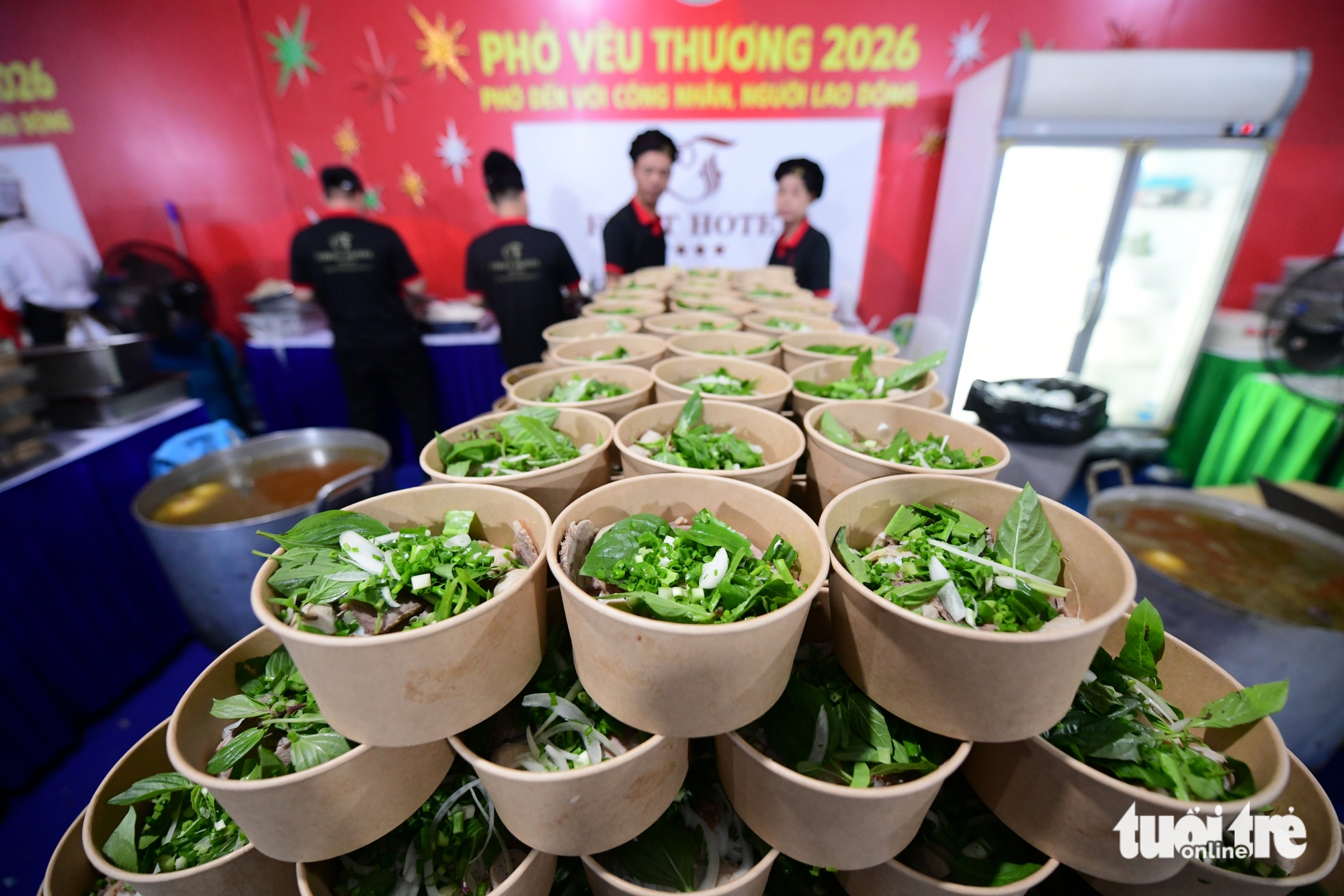 前國家主席阮明哲來到保邦的愛心河粉活動