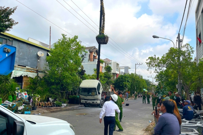起重機觸碰電線引發爆炸,司機死亡