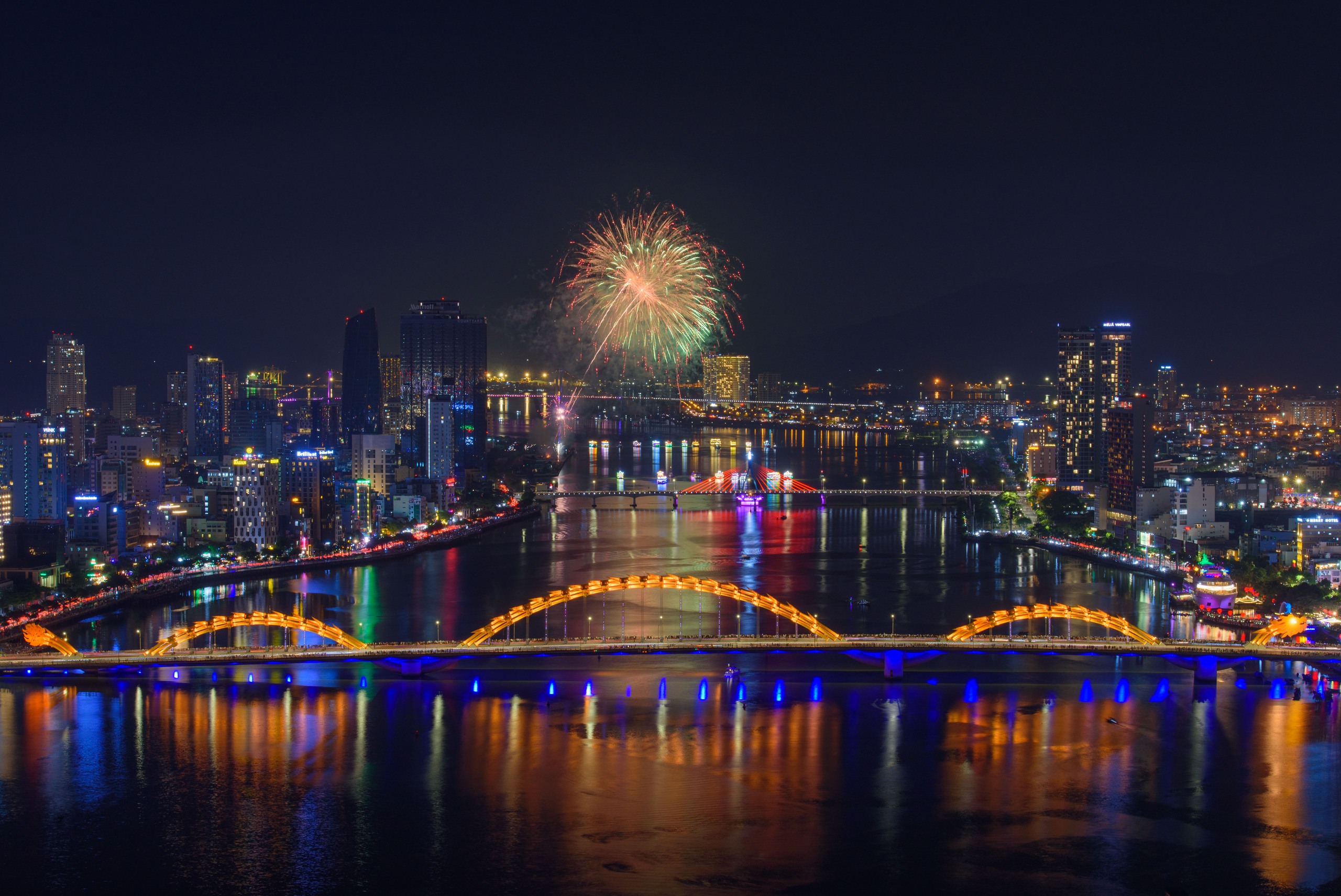 岘港烟花观赏票价高企，屋顶预订服务已热闹非凡
