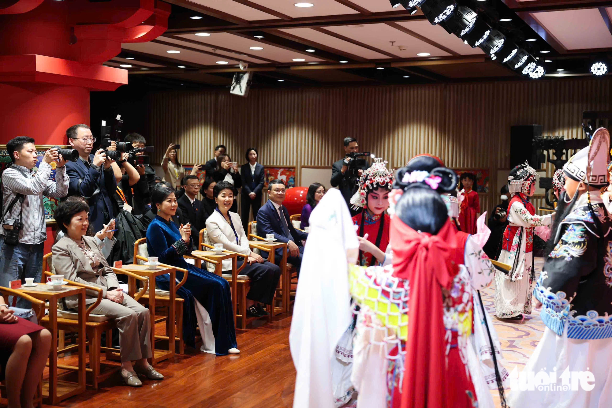 從課堂到越中友誼之橋:吳芳麗夫人參觀宋慶齡青少年文化交流中心