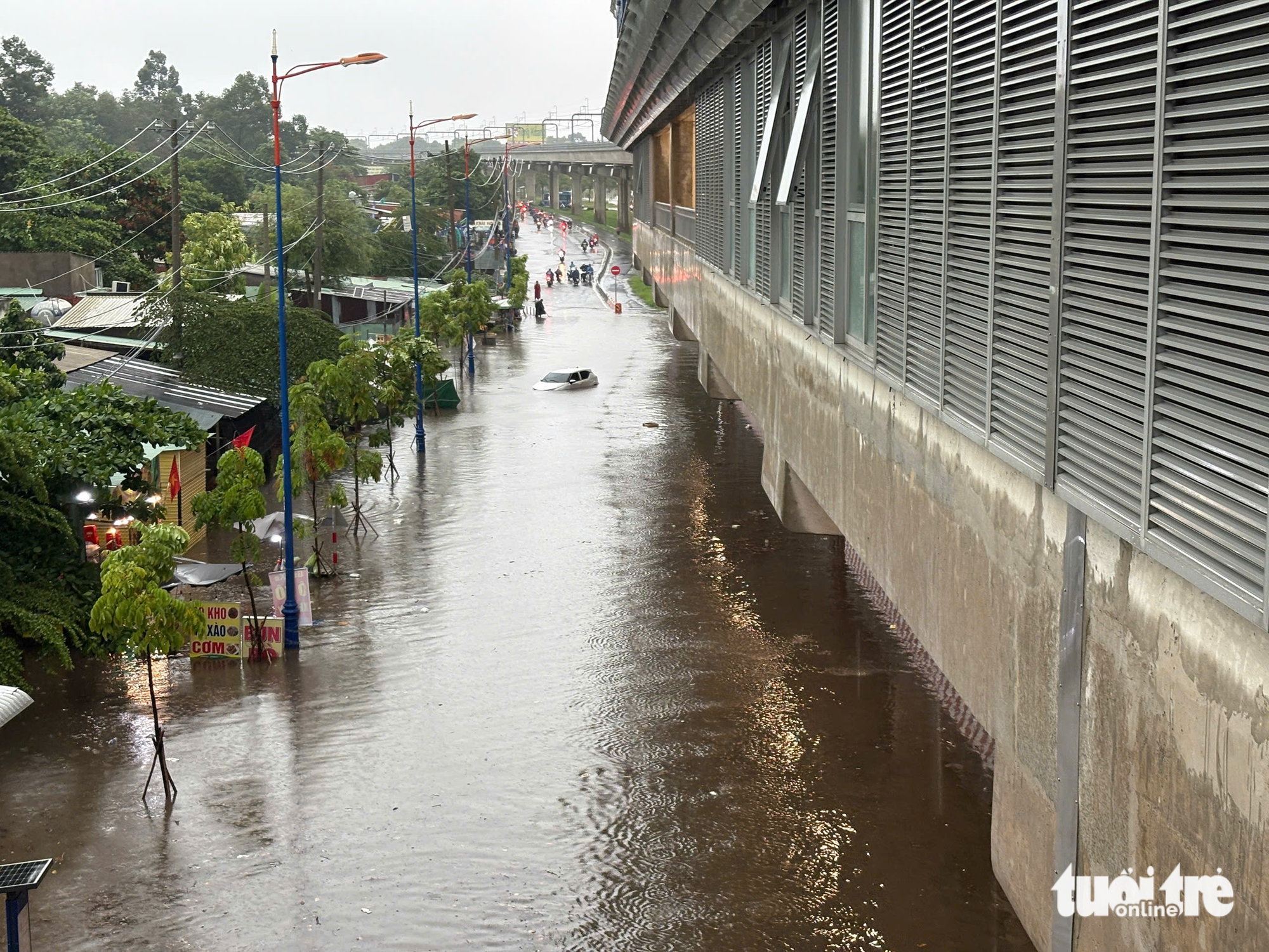 胡志明市部分地区降雨超过200毫米，守德市场下水道爆裂，多条道路积水