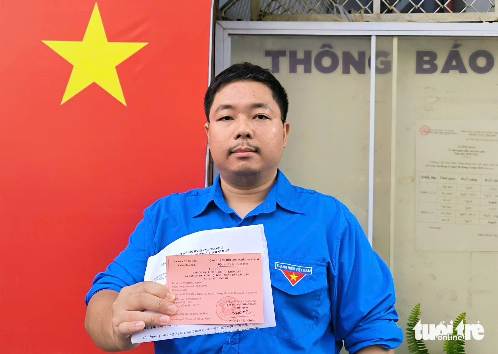 胡志明市:年轻人留学归来首次投票,91岁老人因投票箱上门而高兴
