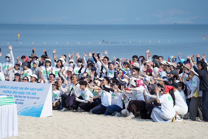 地球日峴港200人清理海灘垃圾