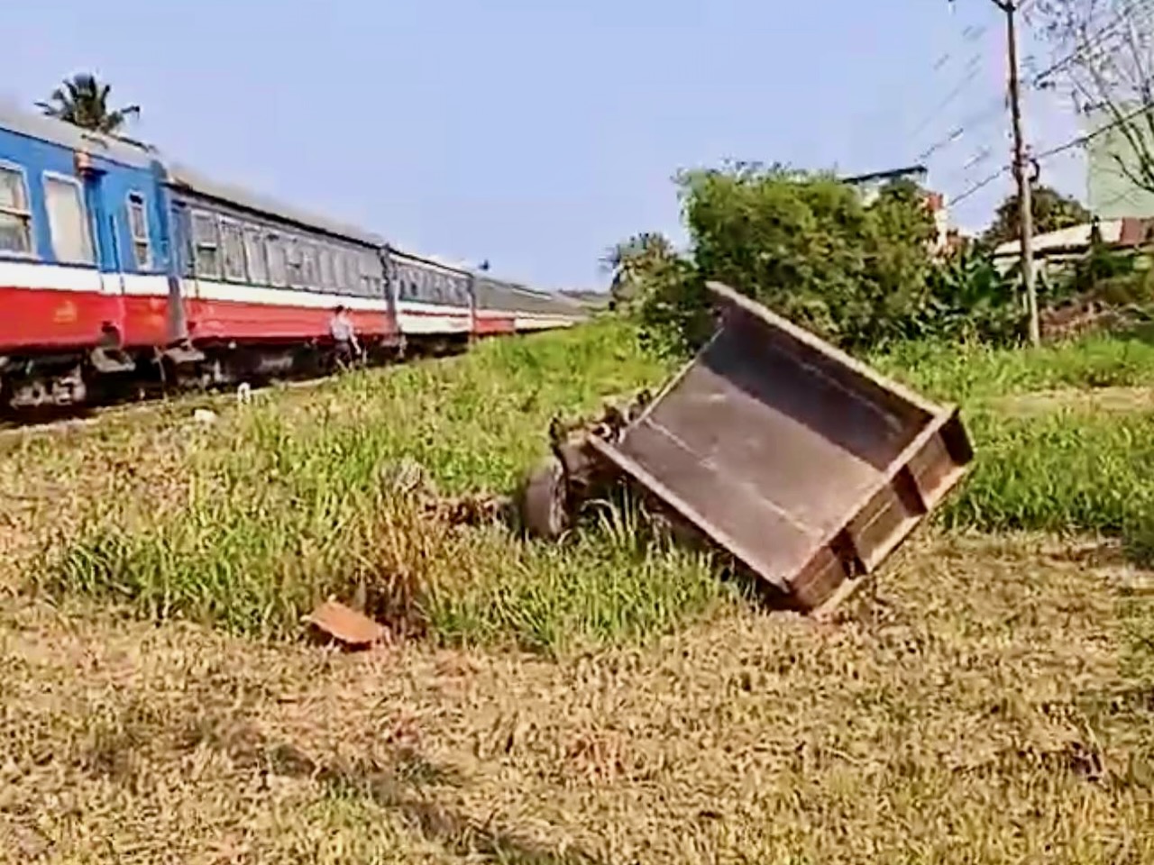 穿越鐵路道口,農用車被火車撞擊,祖孫三人傷亡