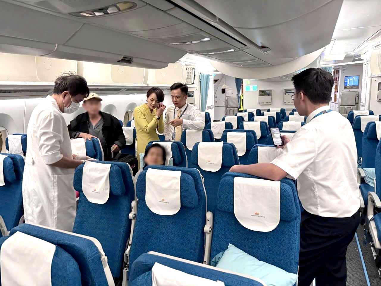 乘客在从美国飞往胡志明市的航班上危急时刻令人窒息