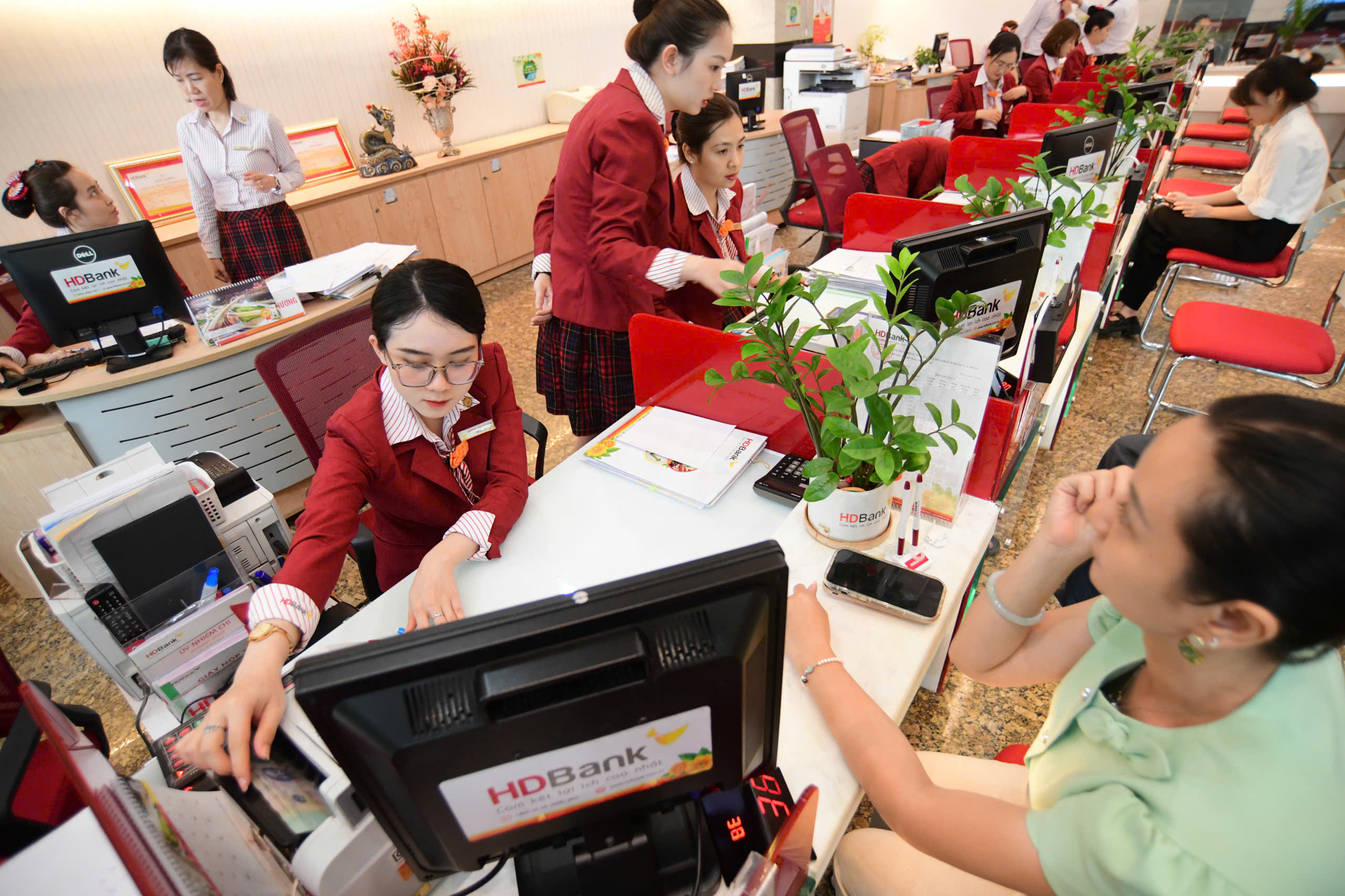 4月8日上午新聞:提議將社會救助和養老金標準提高至每月60萬越南盾