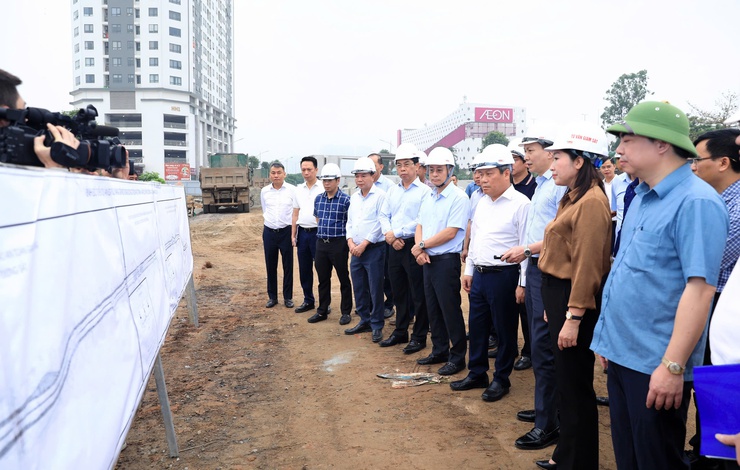 河內市主席指導修路時結合地下化電力設施,避免重複開挖造成浪費