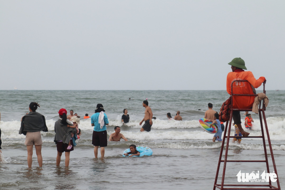 大量遊客湧入爐門海灘，旅遊節拉開序幕