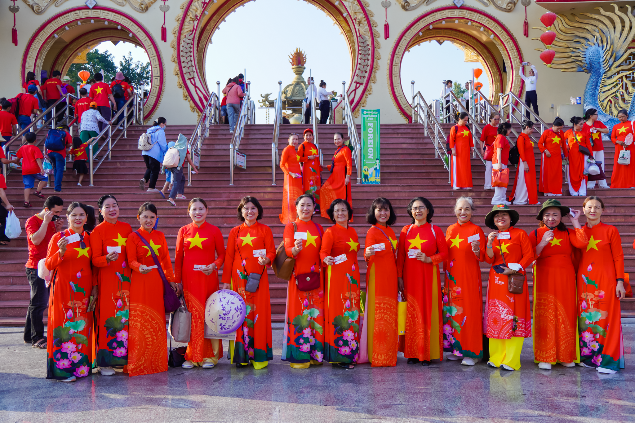 身著金星紅旗服裝的遊客湧入 Suối Tiên 歡度4月30日