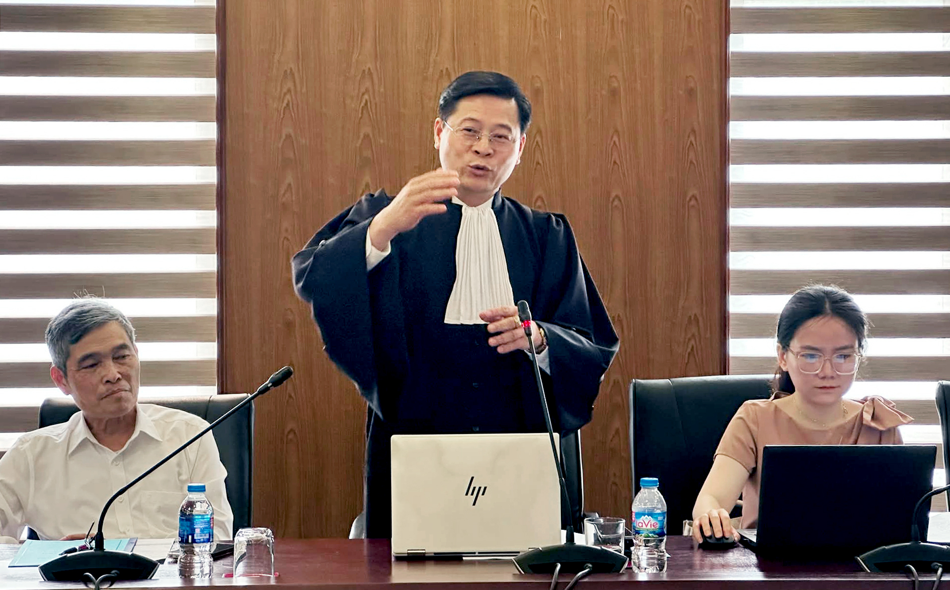 律師袍:白色條紋如直舌,肩帶象徵正義重擔?