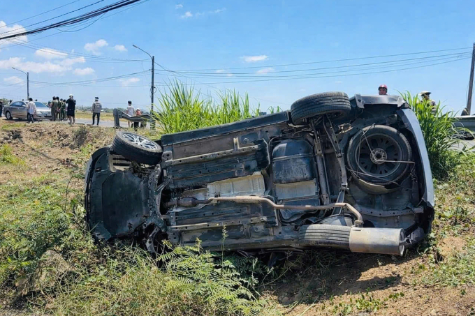 胡志明市發生事故後三人乘坐的汽車翻車
