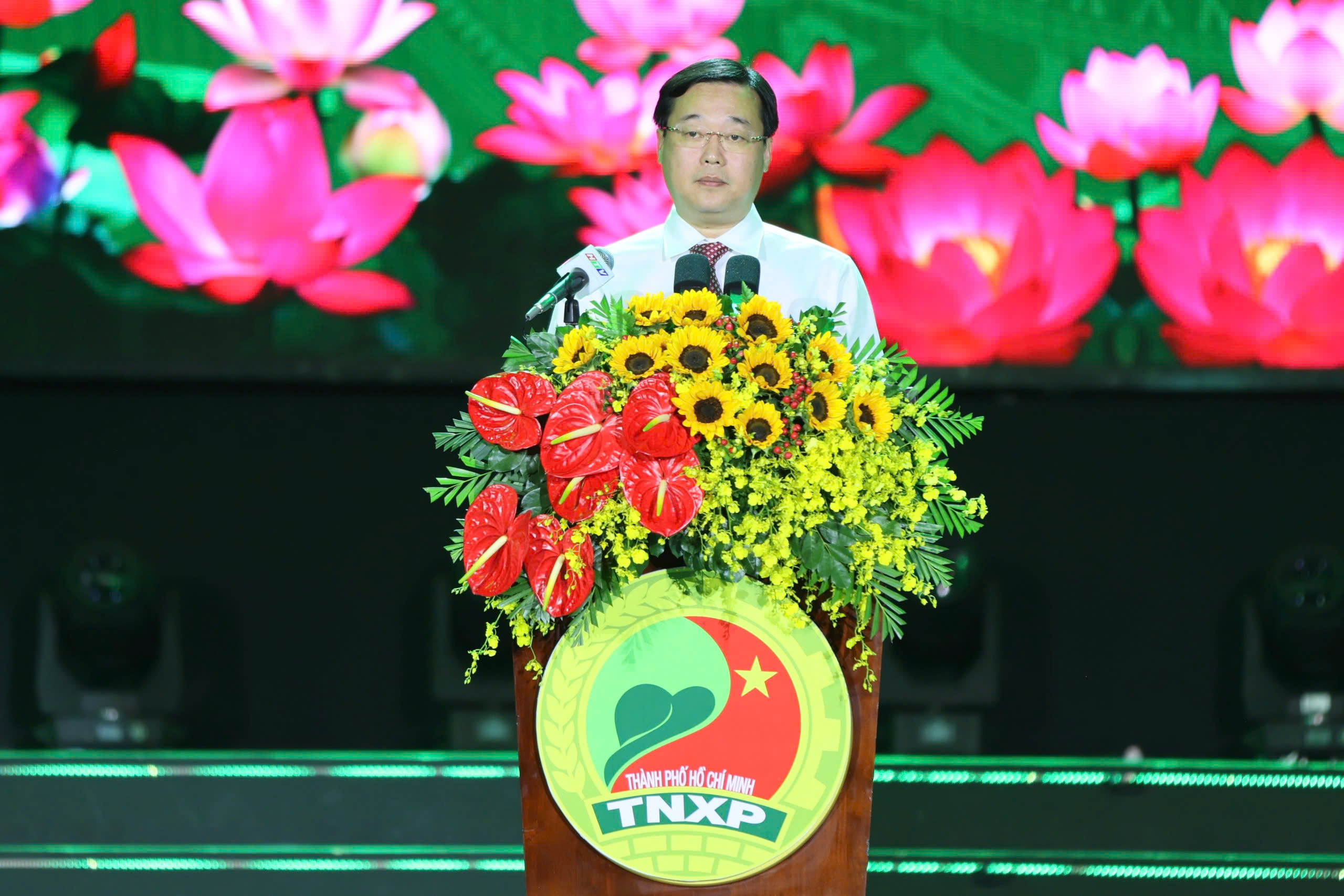 胡志明市青年突擊隊榮獲一級勞動勳章