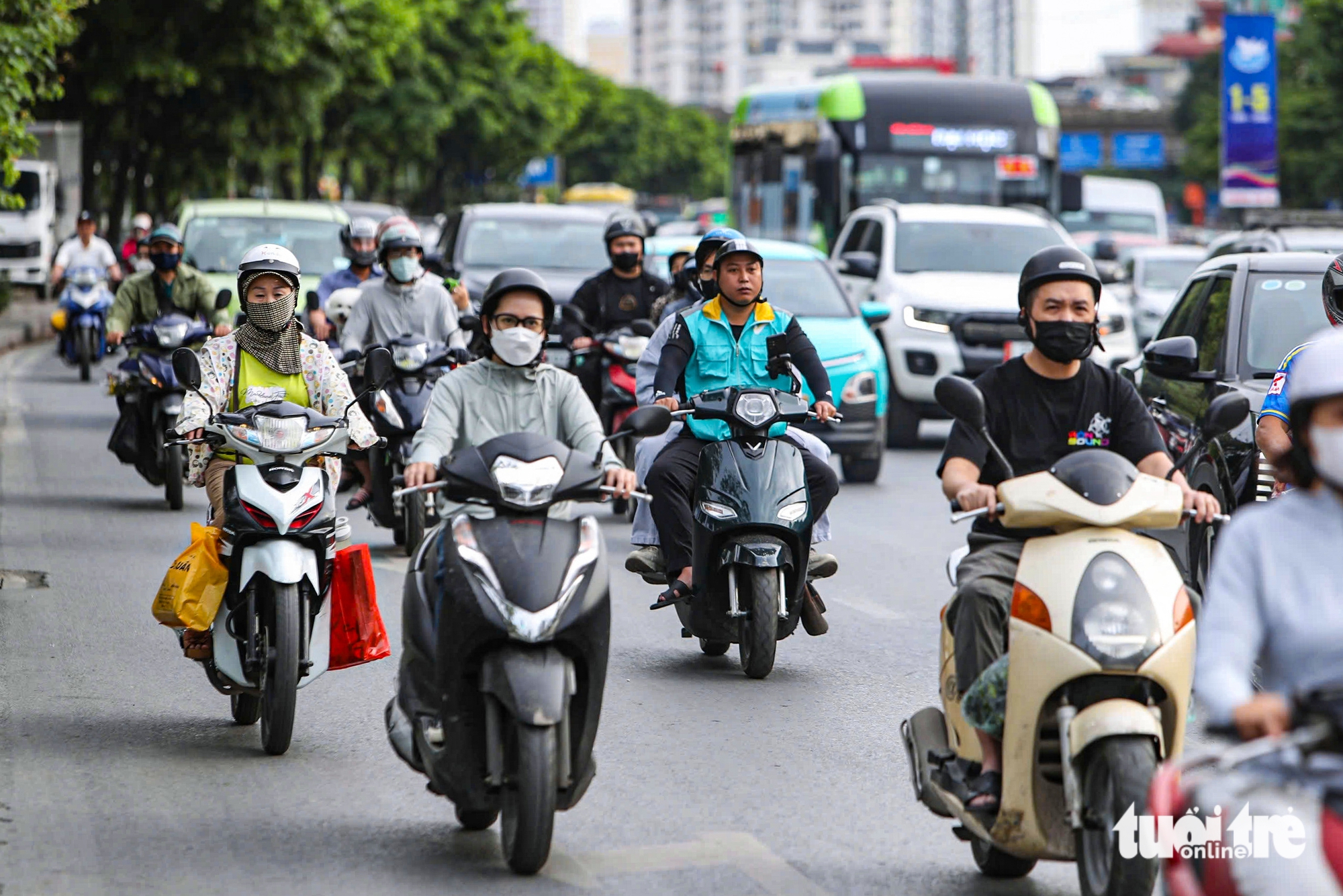 人群蜂擁至河內周邊旅遊景點,南部高速公路從清晨起便嚴重擁堵