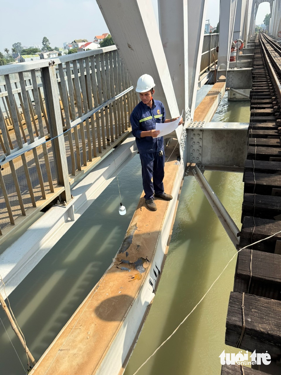 Ghềnh桥跨结构因驳船撞击不稳定，限制火车通行