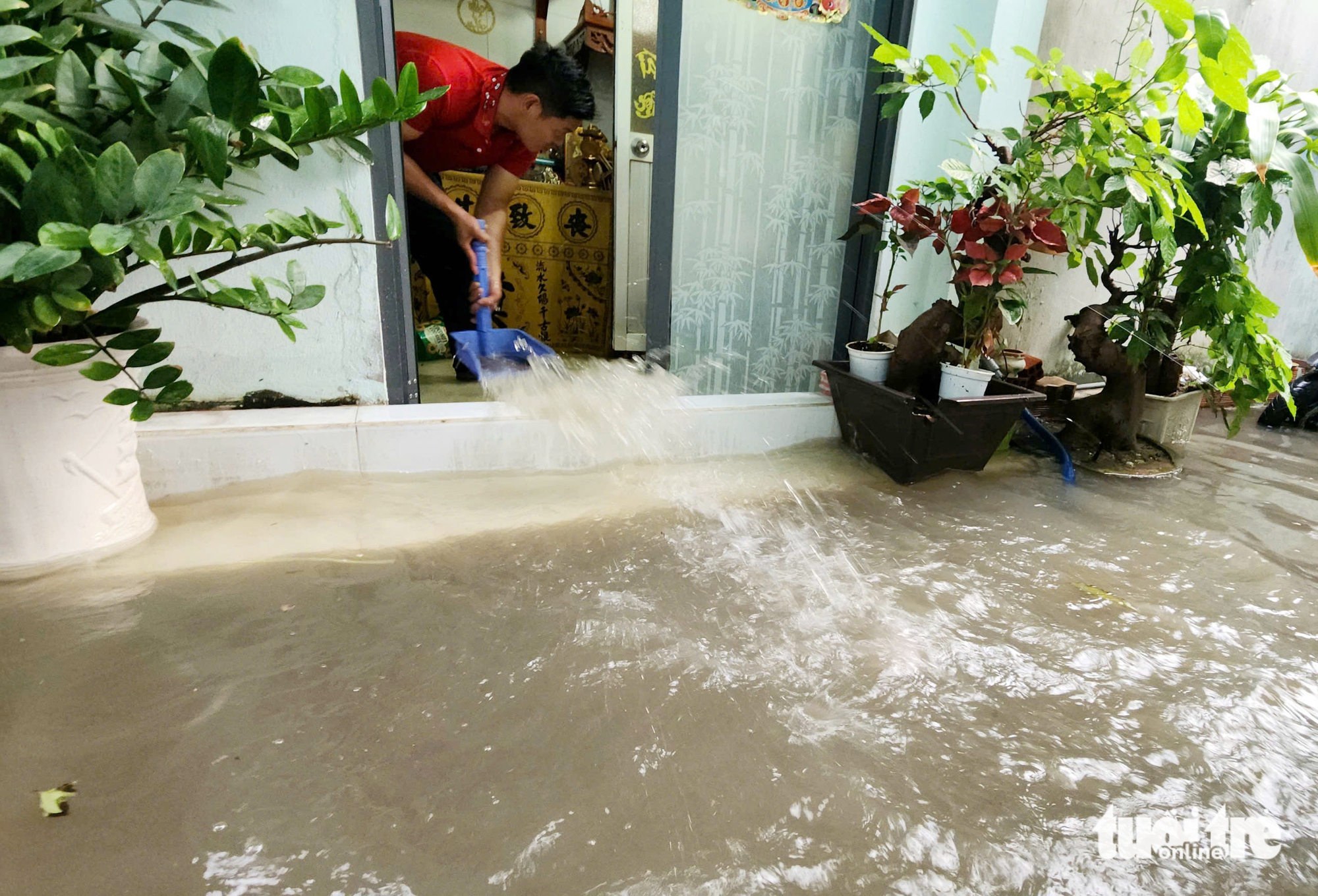 大雨淹没街道，病人和家属艰难回家