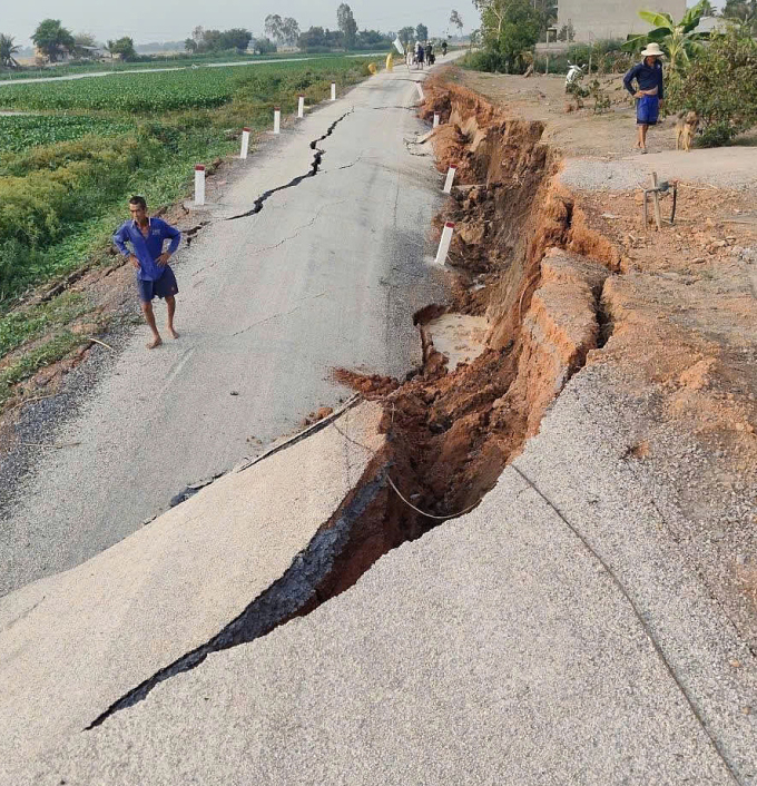 新鋪設的沿河道路瀝青路面塌陷超過2米