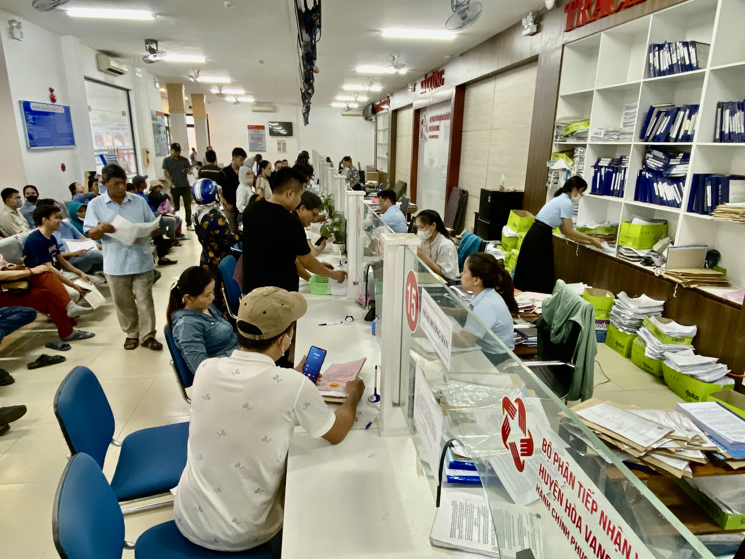 岘港市民整天坐着等待办理土地手续