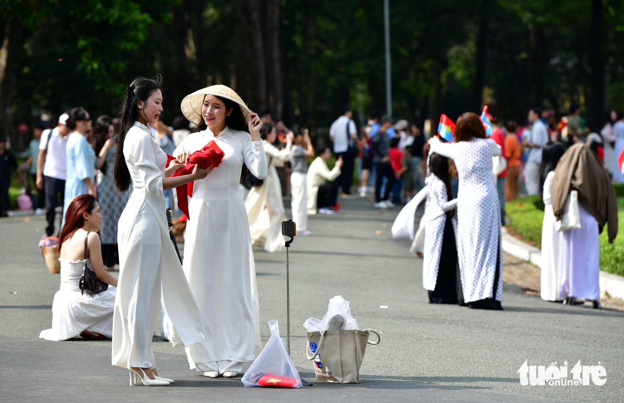 民眾頂著烈日排隊購買獨立宮遺址門票