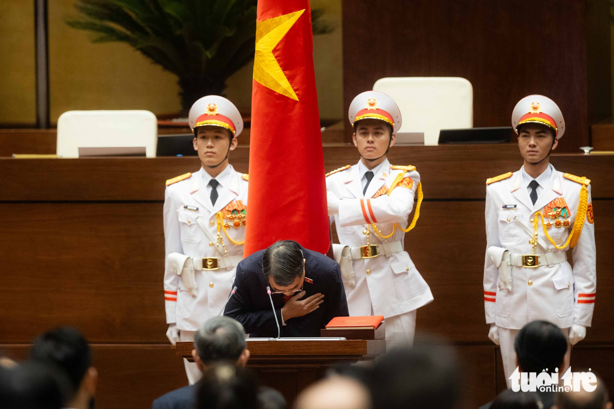 總理黎明興宣誓就職的時刻