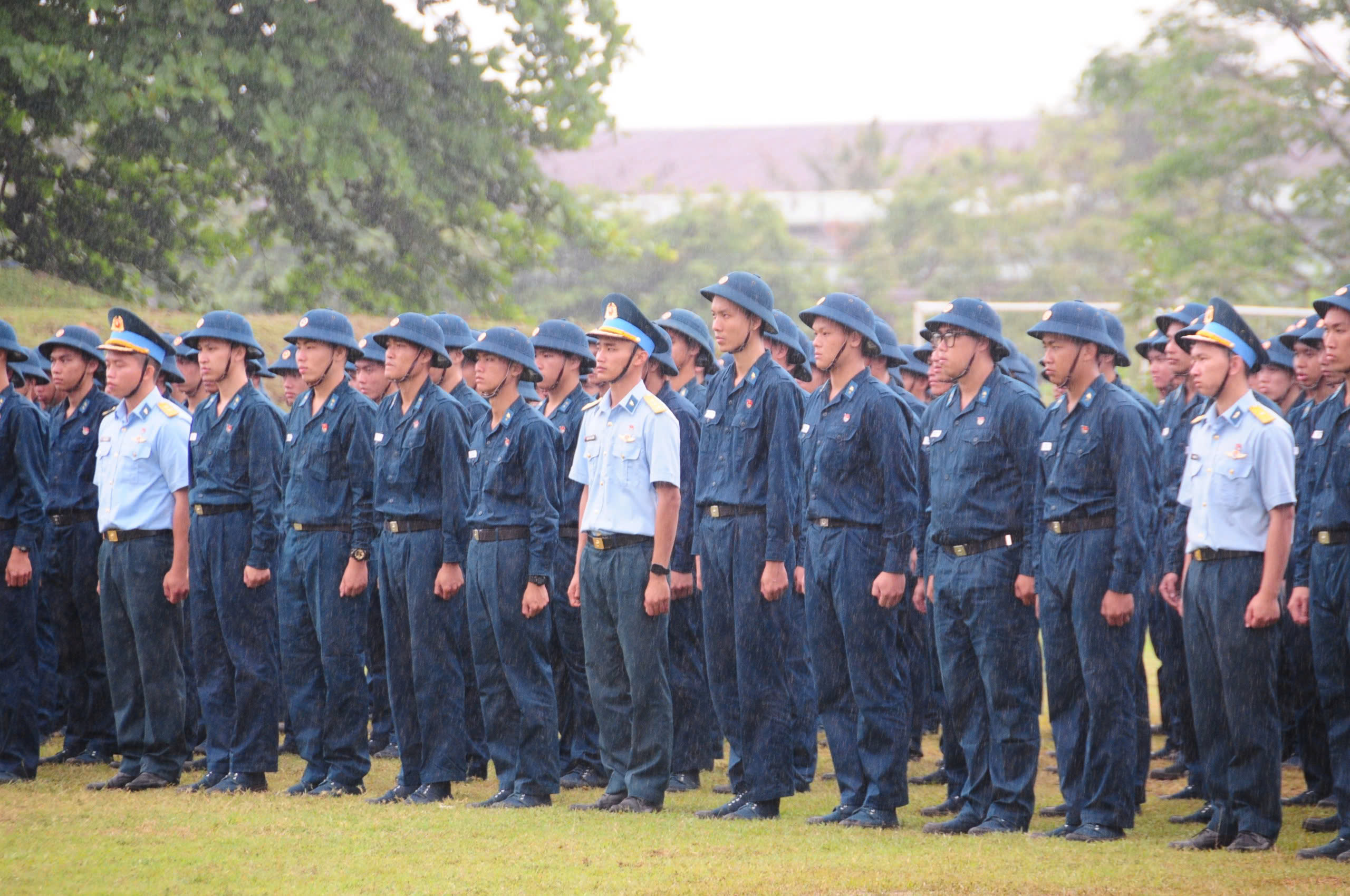 越南防空375師千餘名官兵雨中出征訓練,發起突擊競賽