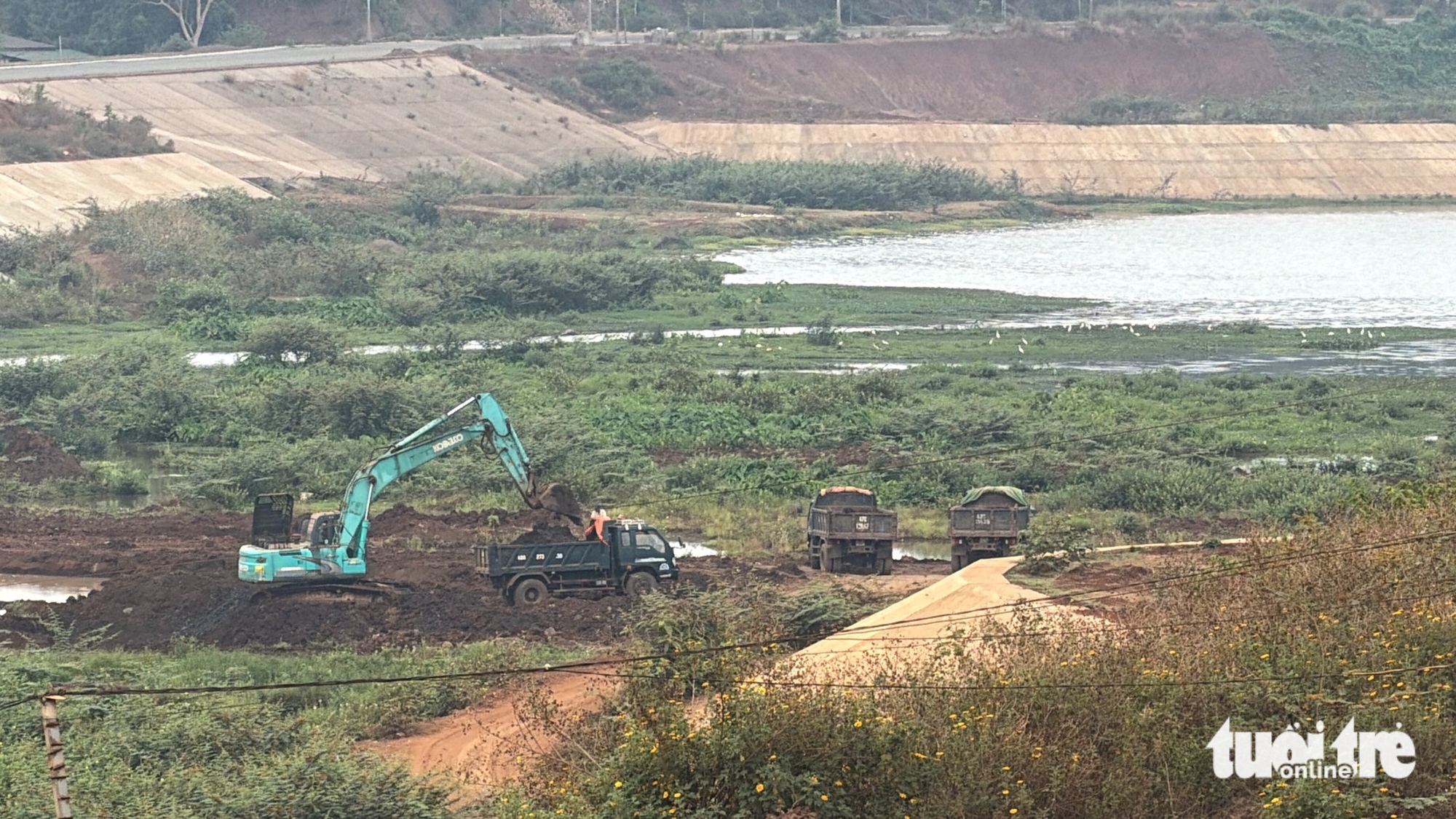 大規模挖掘水利湖底土壤,運往各地銷售
