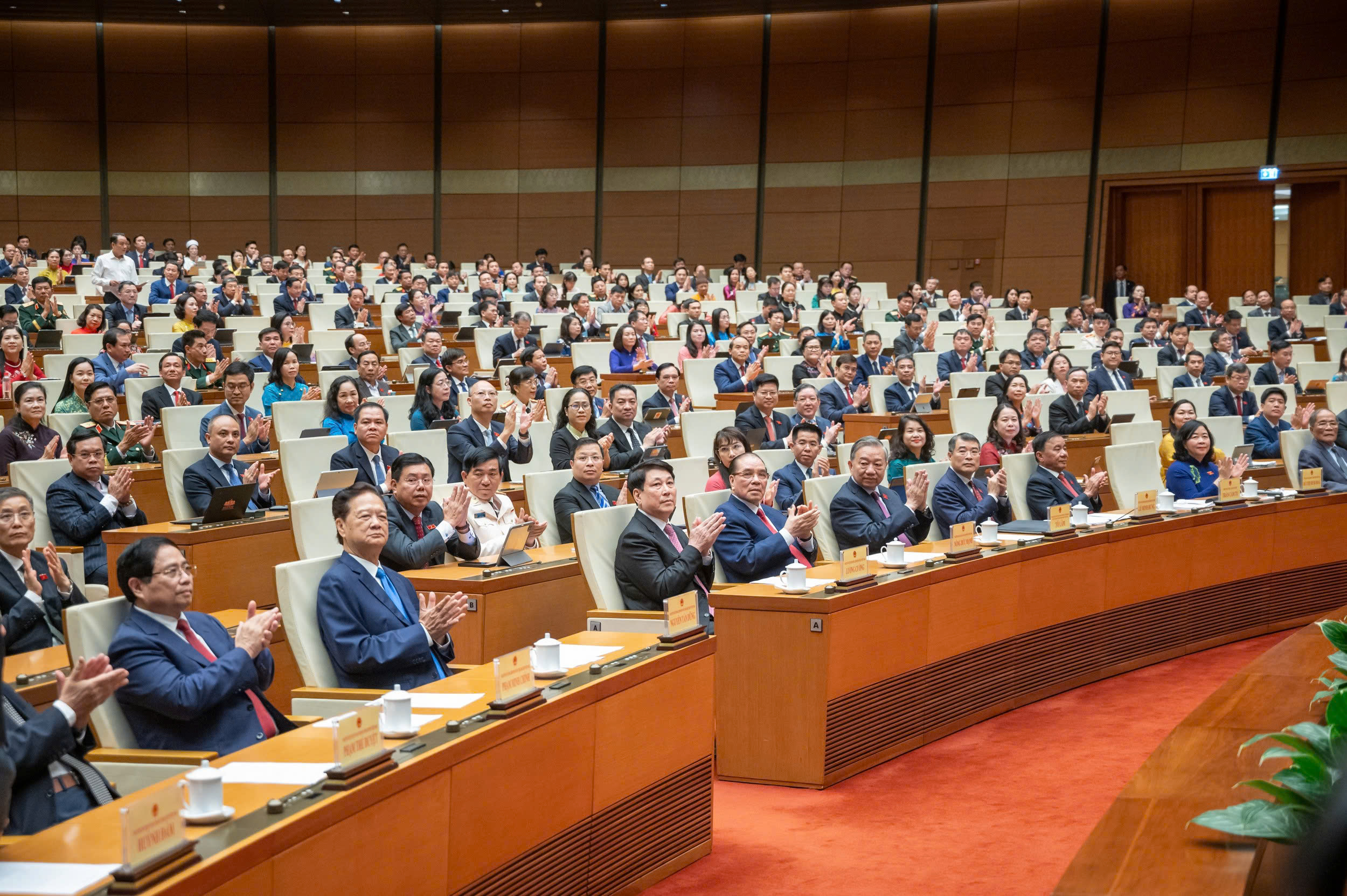 国会同意分配中期公共投资资金8220万亿越盾