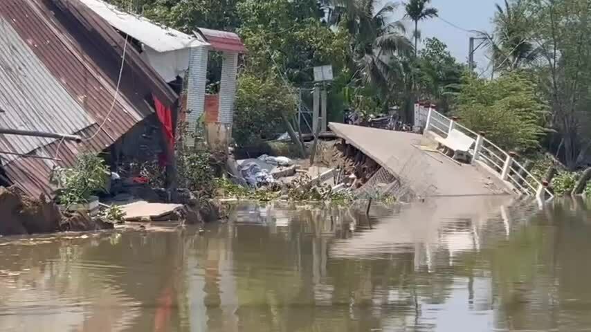 滑坡切斷道路,影響西部一千戶居民