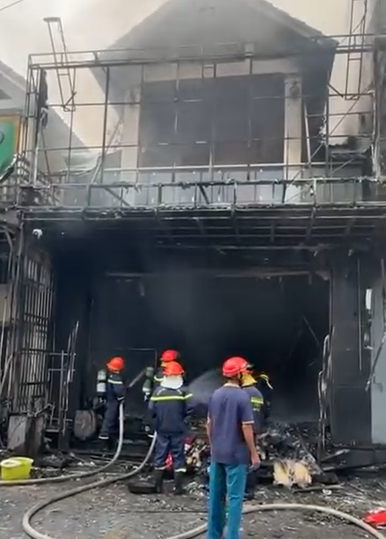 两层楼房屋突然猛烈起火