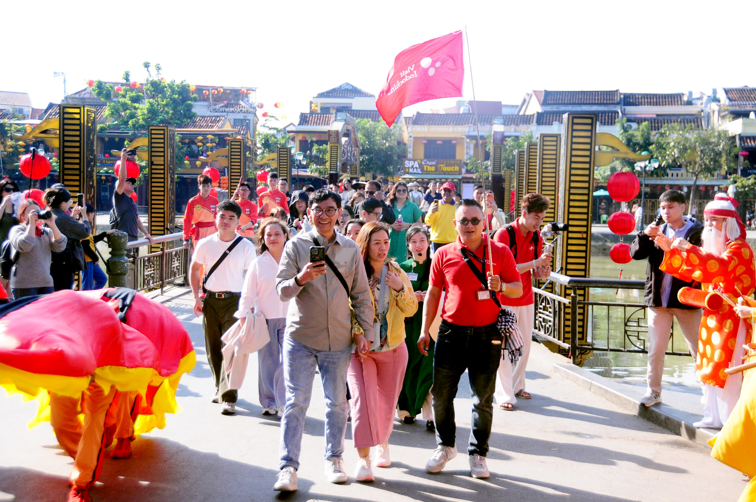 河內、胡志明市飛往中部地區4月30日假期機票價格飆升，峴港酒店大部分已訂滿